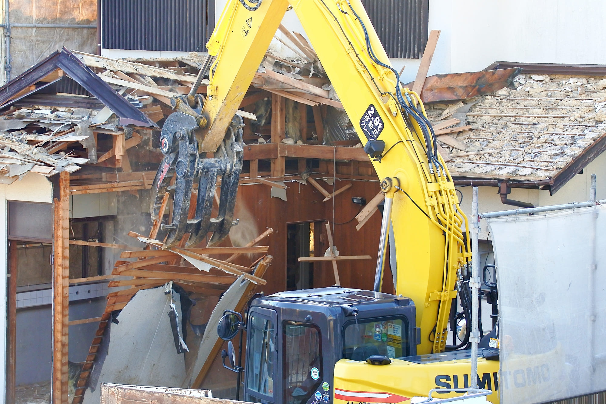 鉄骨造の建物の一部だけを解体している様子