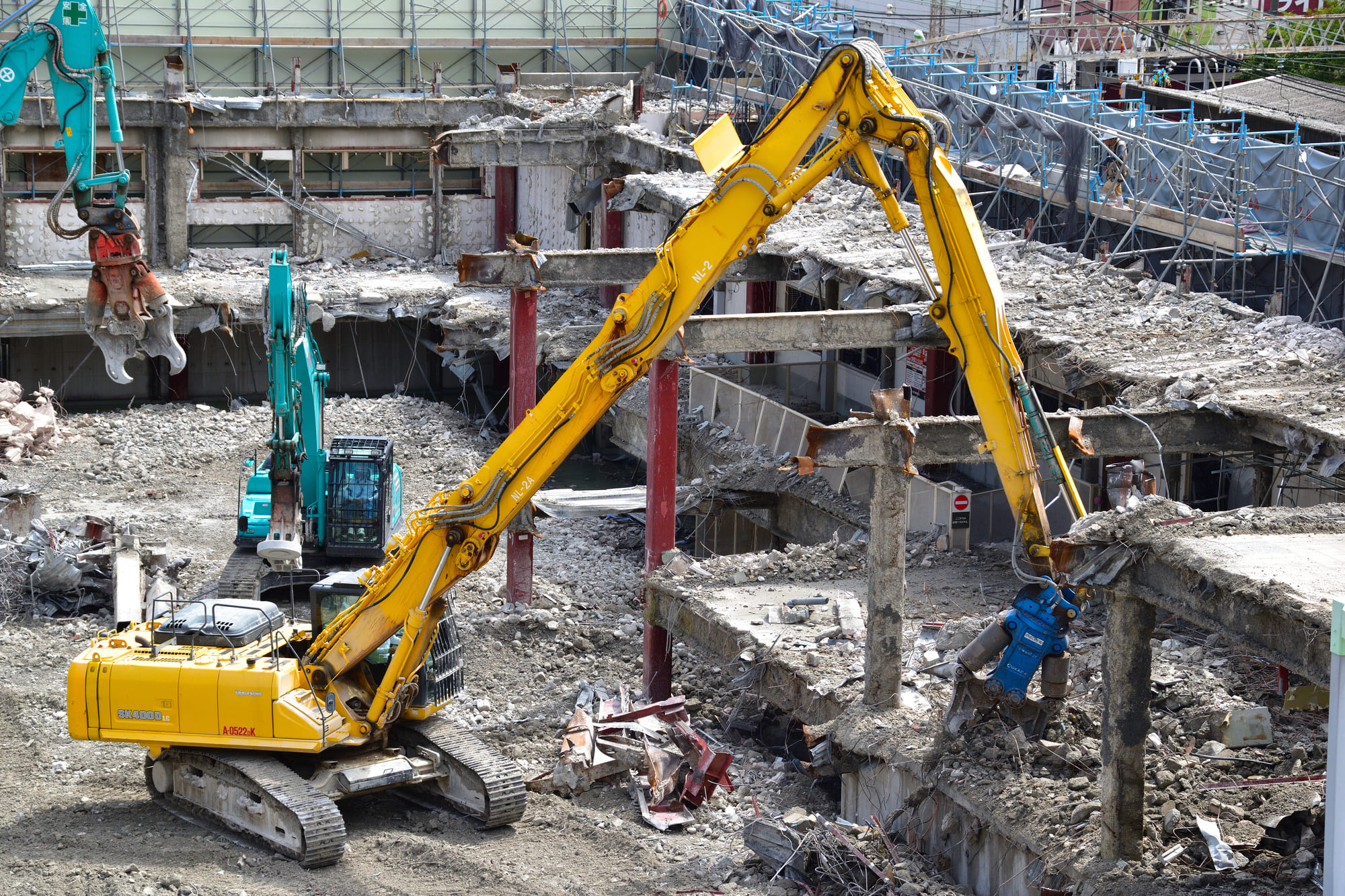 解体工事中の鉄骨造の工場